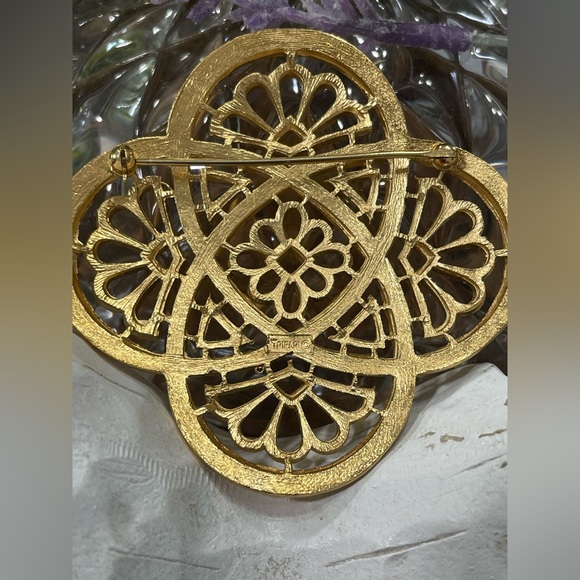 Vintage Uniquely Patterned Trifary Gold Brooch - Picture 5 of 5